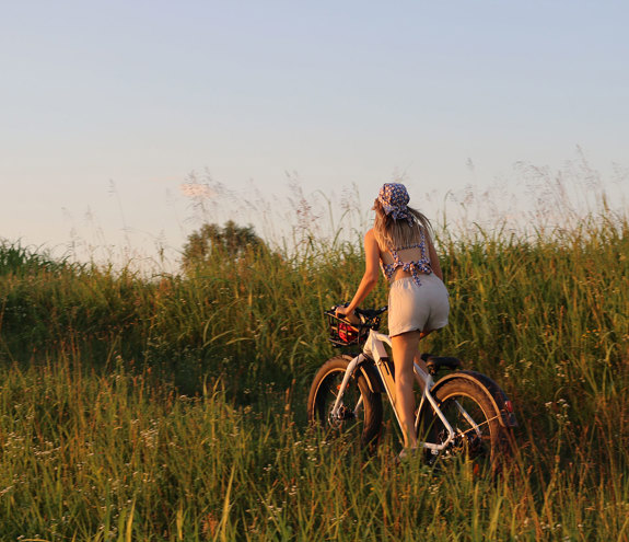 Miraggio visitor cycling in the field